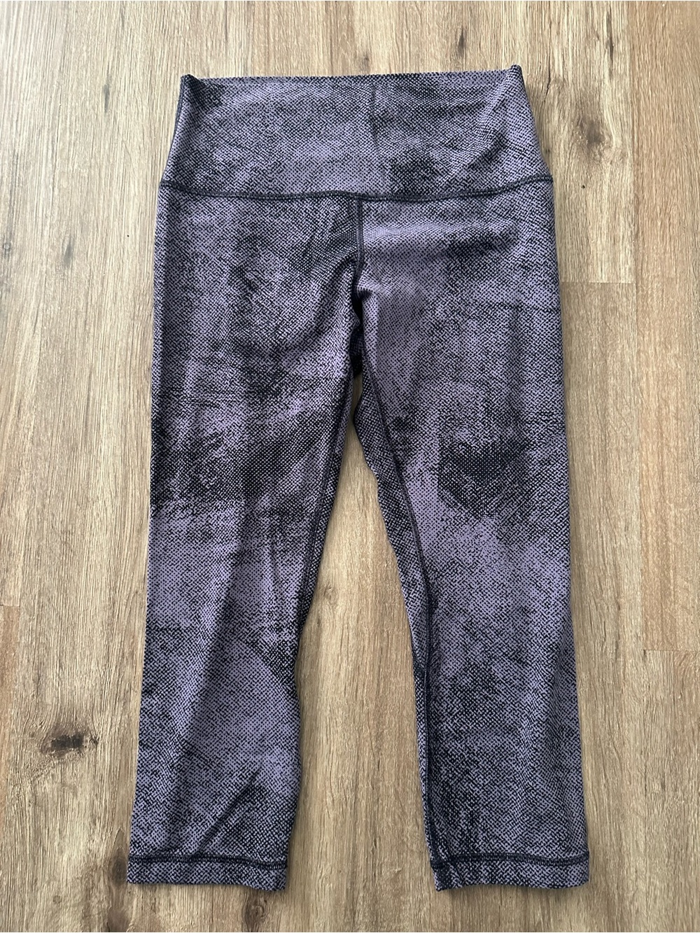 Lululemon size 8 Metallic Purple Grayand grey lululemon Active crop Leggings cap